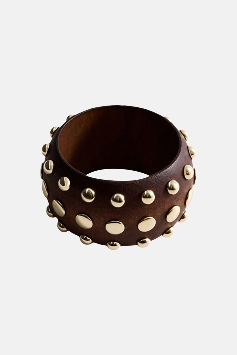 Gespikkelde bruine leren armband van MANGO met glanzende gouden details.