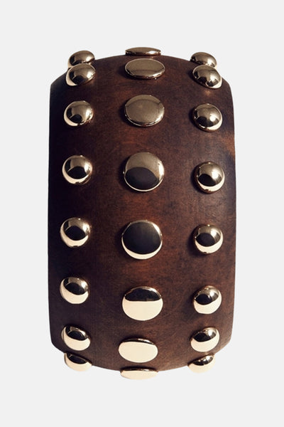 Bracelet en cuir marron clouté par MANGO avec des détails dorés brillants.