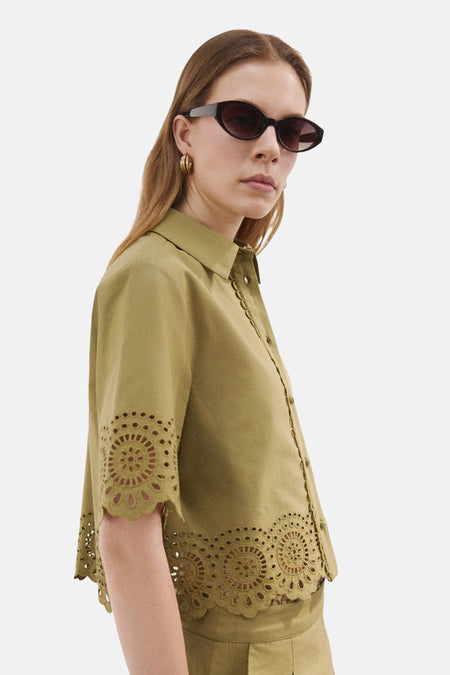 Blouse kaki à manches courtes de MANGO avec broderie anglaise sur les manches et l'ourlet.