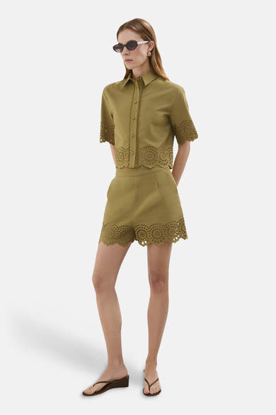Kaki blouse met korte mouwen van MANGO, met uitgesneden details en geschulpte randen.