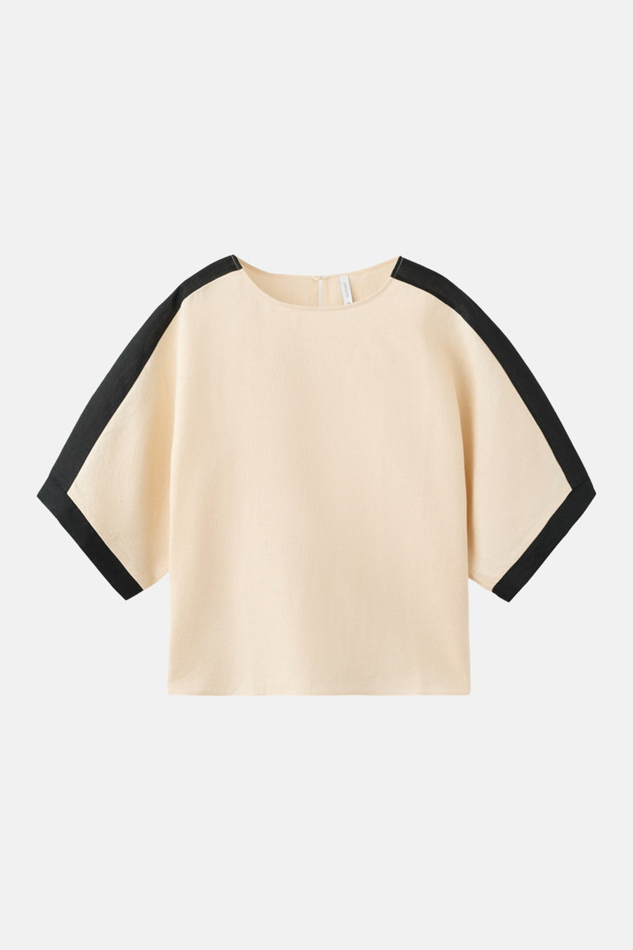 Crèmekleurig blouse met korte mouwen van MANGO, met zwarte bies aan de mouwen en schouders, gedragen met een bijpassende short.