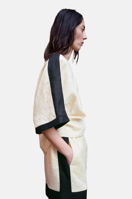 Chemisier manches courtes multicolore de MANGO, avec rayures noires sur les manches et le bas, en lin.