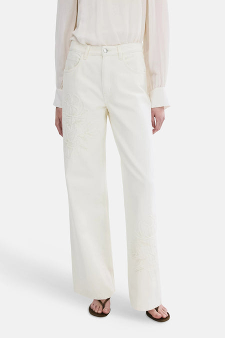 Wijde ecru spijkerbroek van MANGO, achterkant, met wijde blouse.
