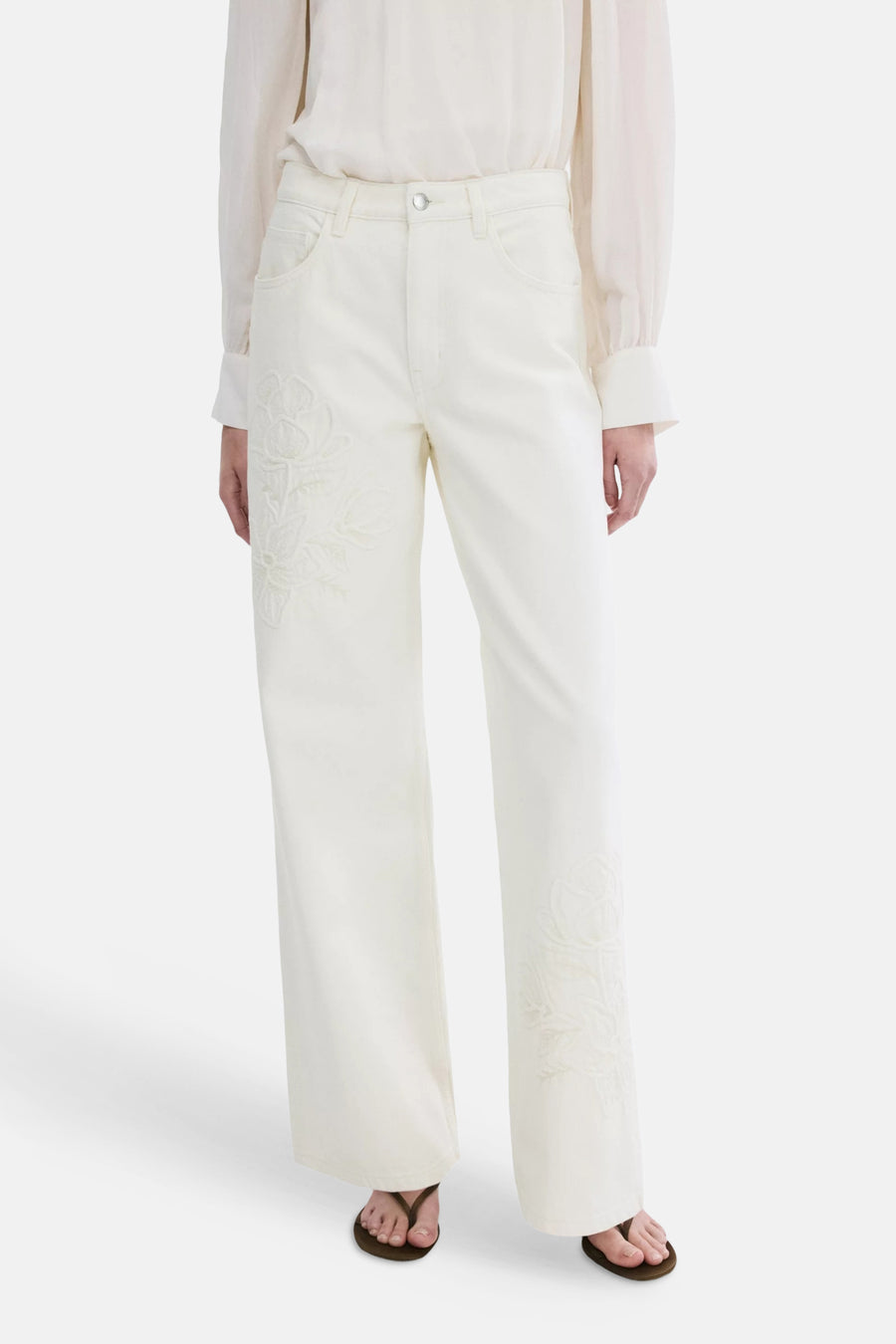 Wijde ecru spijkerbroek van MANGO, achterkant, met wijde blouse.