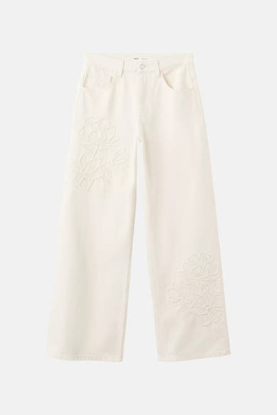 Gebroken witte wijde jeans van MANGO met toon-op-toon bloemenborduursels.