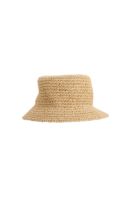 Beige emmerveldhoed van gevlochten stro van MANGO, met een open textuur.