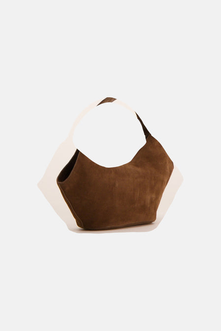 Sac à main brun en daim de MANGO, de forme souple, posé de trois quarts.