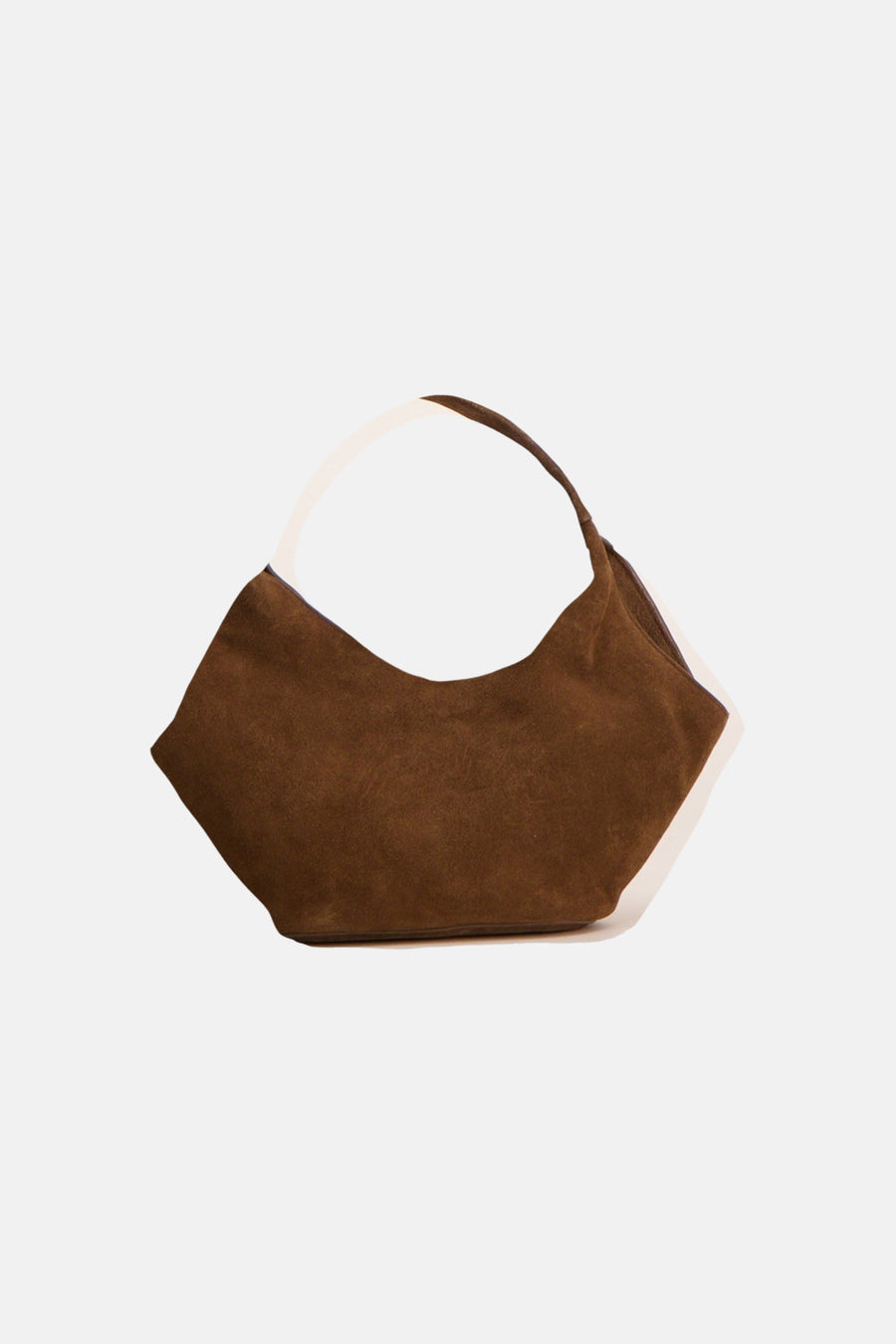 Sac à main brun de MANGO en daim texturé, de forme incurvée.