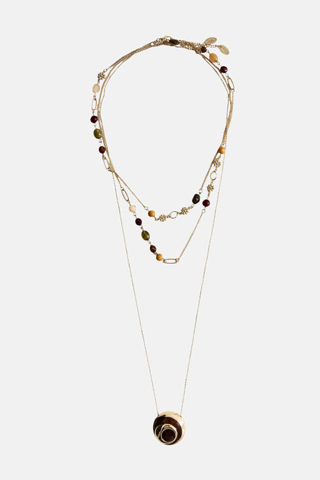 Lange veelkleurige ketting van MANGO met gouden kettingen, gekleurde kralen en een tweekleurige ronde hanger.