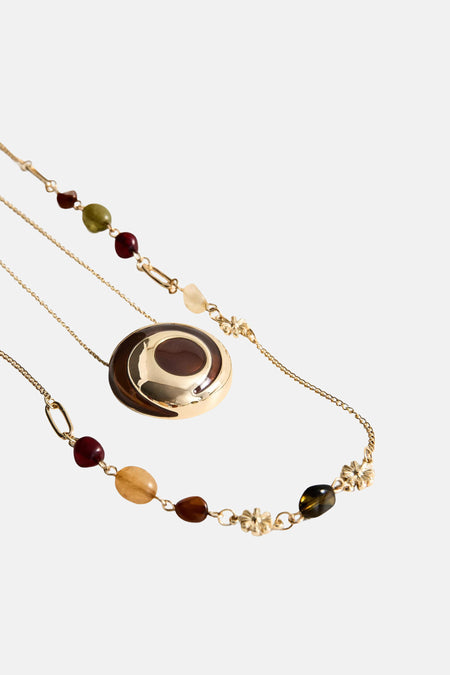 Lange veelkleurige ketting van MANGO met twee gouden kettingen, de ene met een ronde hanger, de andere versierd met gekleurde kralen.