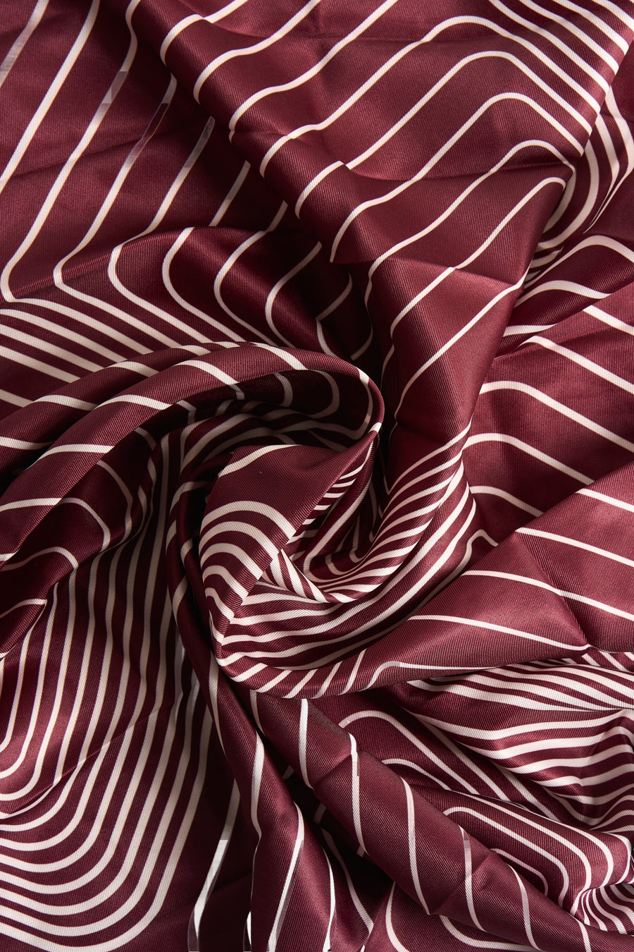 Foulard multicolore de MANGO, avec un motif à rayures ondulées bordeaux et crème et une texture soyeuse.