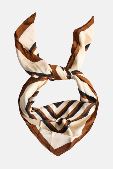 Foulard multicolore de MANGO, noué, avec motif à rayures marron et noir sur fond écru.
