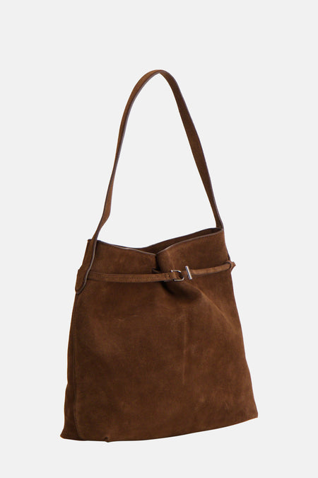 Sac à bandoulière en daim marron de MANGO, avec une bandoulière fine et une fermeture à boucle réglable.