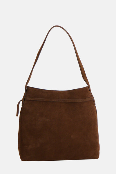 Sac à bandoulière en daim brun de MANGO avec une bandoulière fine et fermeture à nouer latérale.
