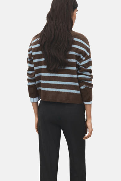 Pull à col rond multicolore de MANGO, à rayures horizontales marron et bleu clair, porté avec un pantalon noir.