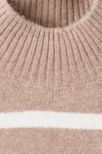 Pull à col rond beige de MANGO, en tricot côtelé avec une rayure blanche.