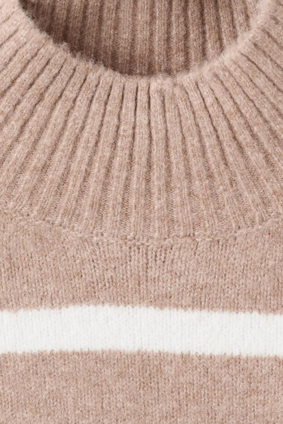 Pull à col rond beige de MANGO, en tricot côtelé avec une rayure blanche.