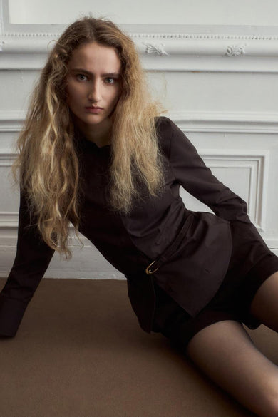 Chemise à manches longues brun de MANGO, avec une ceinture ton sur ton et une coupe asymétrique.