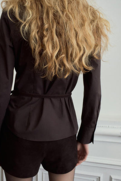 Chemise à manches longues marron de MANGO, avec ceinture et manches boutonnées, vue de dos.