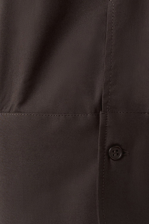 Chemise à manches longues brune par MANGO, avec une boutonnière et une couture verticale sur le devant.