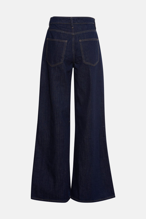 Jean large en denim bleu foncé de MANGO, avec poches arrière et coutures contrastantes.