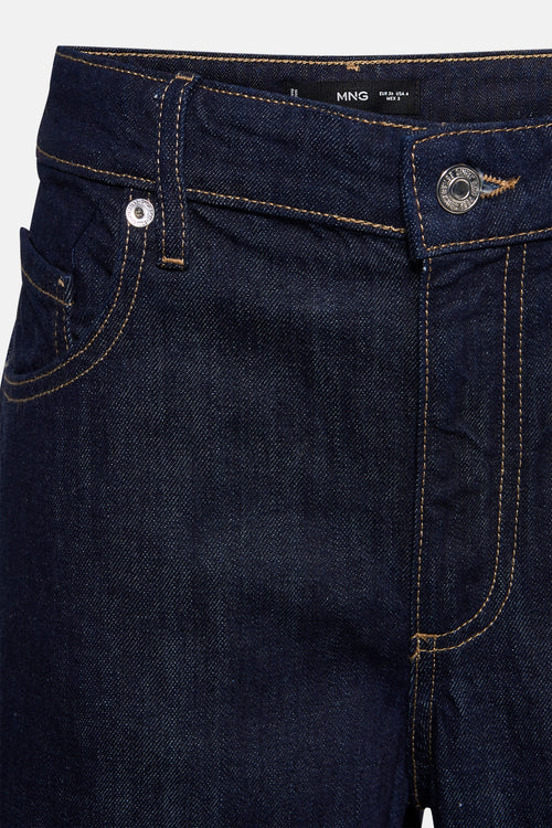 Jean large en denim bleu foncé de MANGO, avec coutures contrastantes et détails métalliques.
