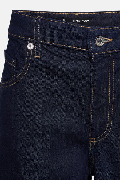 Wijde spijkerbroek in donkerblauw denim van MANGO, met contrasterende stiksels en metalen details.