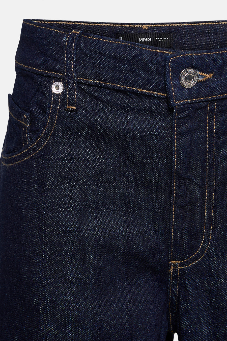 Wijde spijkerbroek in donkerblauw denim van MANGO, met contrasterende stiksels en metalen details.