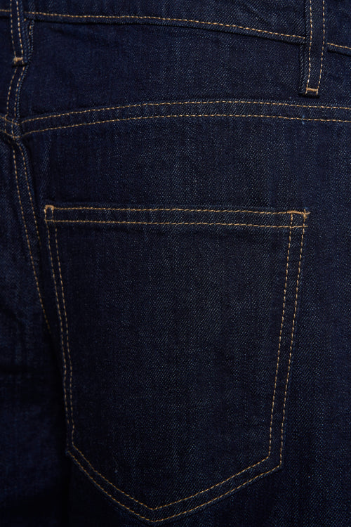Jean large en denim bleu foncé de MANGO, avec poche arrière plaquée et surpiqûres contrastées.