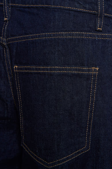Wijde spijkerbroek in donkerblauw denim van MANGO, met opgestikte achterzak en contrasterende stiksels.