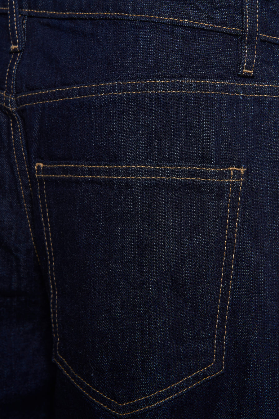 Wijde spijkerbroek in donkerblauw denim van MANGO, met opgestikte achterzak en contrasterende stiksels.