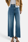 Jean large bleu moyen de MANGO, avec ourlets bruts et coupe ample.