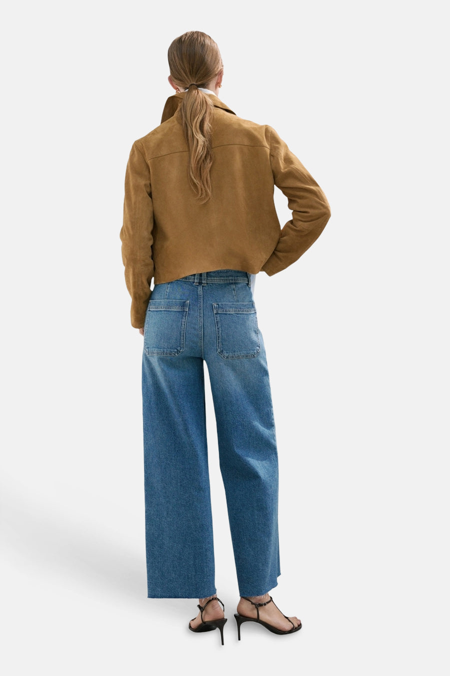 Jean large bleu moyen de MANGO, avec poches carrées et ourlet effiloché.