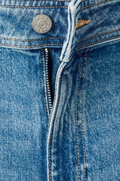 Wijde spijkerbroek in middieblauw denim van MANGO, met ritssluiting en zichtbare knoop.