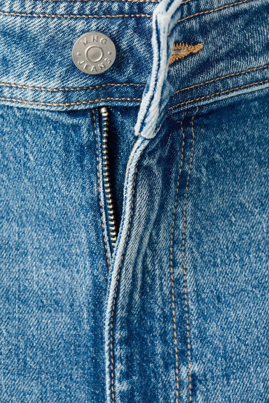 Wijde spijkerbroek in middieblauw denim van MANGO, met ritssluiting en zichtbare knoop.
