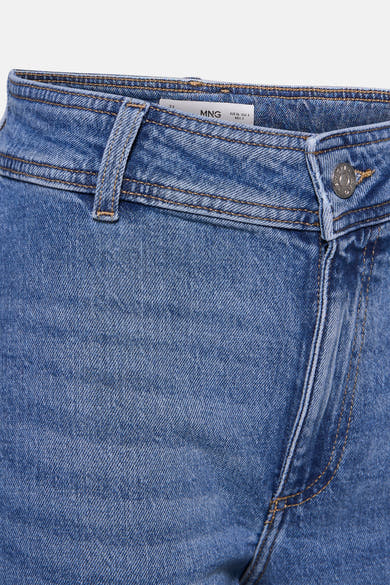 Wijde spijkerbroek in middieblauw denim van MANGO, met contrasterende tabaksbruine stiksels.