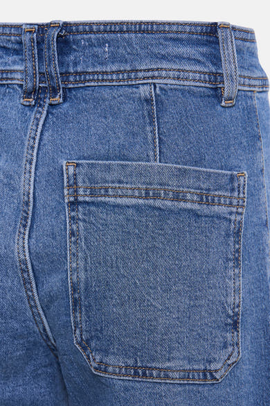 Middelblauwe wijde jeans van MANGO, achterzakdetail en riemlussen.