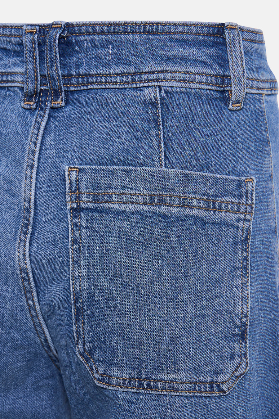 Middelblauwe wijde jeans van MANGO, achterzakdetail en riemlussen.