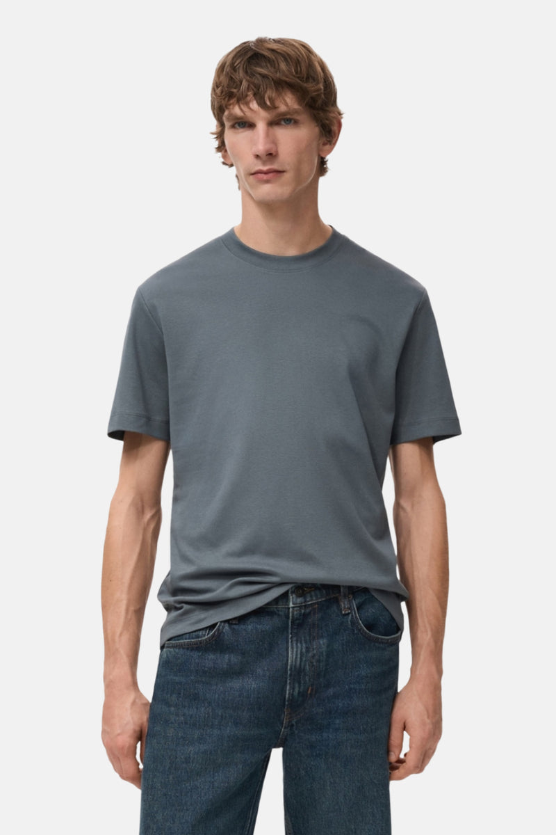 T-shirt bleu à manches courtes de MANGO, porté avec un jean bleu.