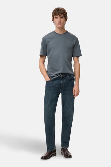 T-shirt bleu à manches courtes de MANGO, porté avec un jean et des chaussures marron.
