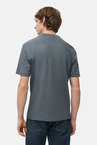 T-shirt bleu à manches courtes de MANGO, vu de dos, porté avec un jean bleu.
