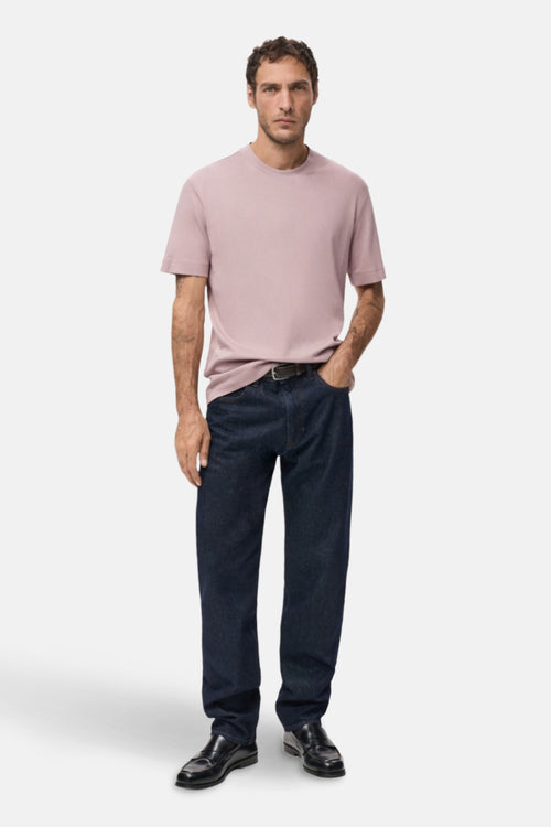 T-shirt rose à manches courtes de MANGO, porté avec un jean bleu marine et des mocassins noirs.