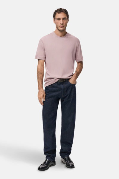 T-shirt rose à manches courtes de MANGO, porté avec un jean bleu marine et des mocassins noirs.