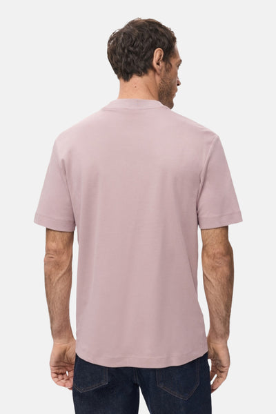 T-shirt à manches courtes rose de MANGO, vu de dos, porté avec un pantalon foncé.