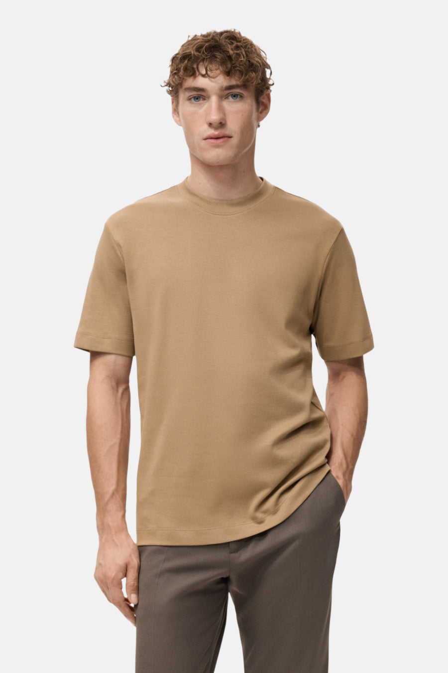 T-shirt à manches courtes beige de MANGO, porté avec un pantalon gris.