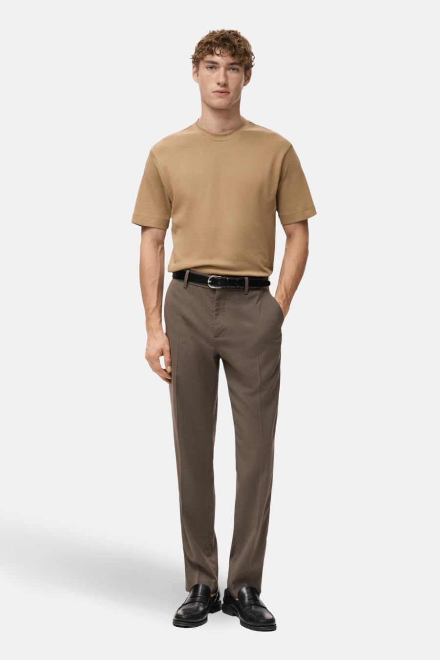 T-shirt à manches courtes beige de MANGO, porté avec un pantalon et des mocassins noirs.
