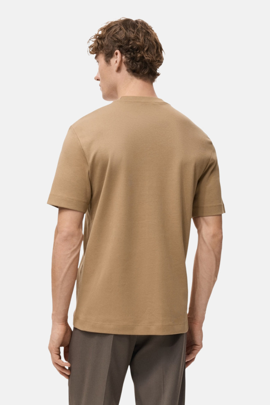 T-shirt beige à manches courtes de MANGO, vu de dos, porté avec un pantalon neutre.