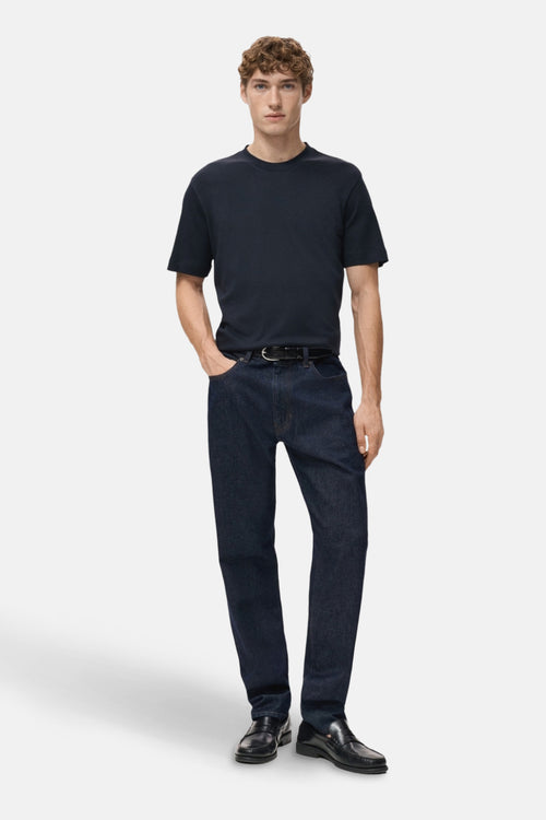 T-shirt à manches courtes bleu par MANGO, porté avec un jean brut, ceinture noire et mocassins en cuir.