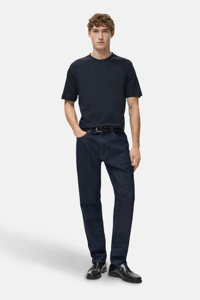 T-shirt à manches courtes bleu par MANGO, porté avec un jean brut, ceinture noire et mocassins en cuir.