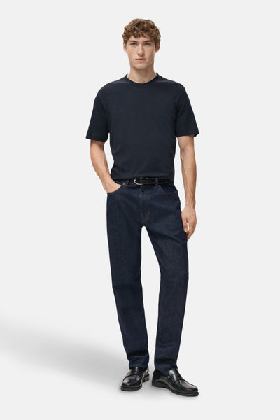 T-shirt à manches courtes bleu par MANGO, porté avec un jean brut, ceinture noire et mocassins en cuir.